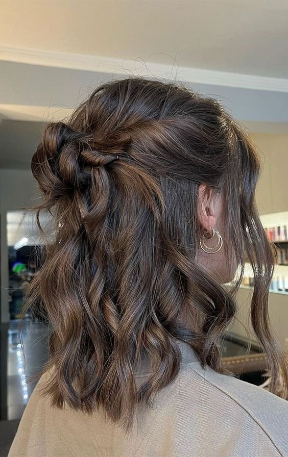 Discover the Latest Medium Hair Trends for 2024 – Chic Styles & Cuts